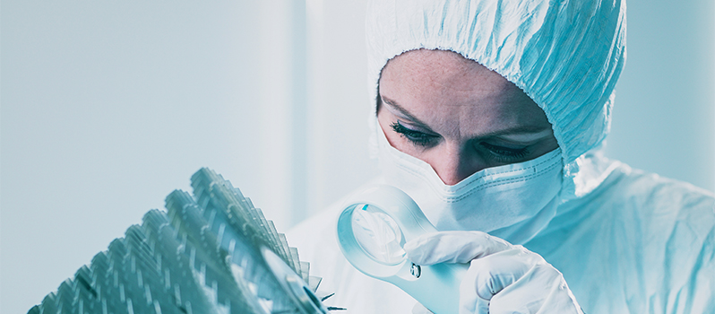 Inspecteren van turbine in cleanroom door operator