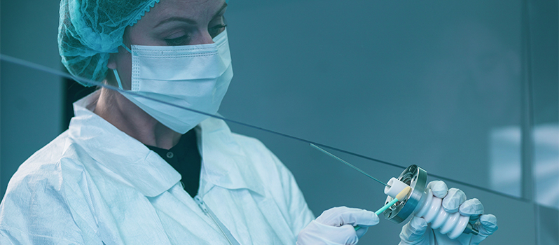 Reinigen van high tech vacuum component in flowkast