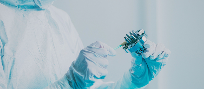 Reinigen van high tech vacuum component in cleanroom