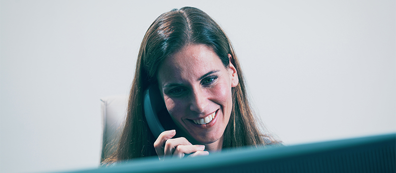ProCleanroom contactpersoon aan de telefoon