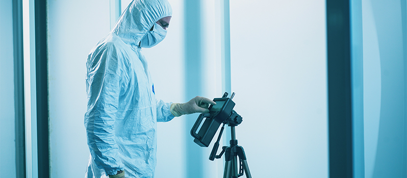 Cleanroom operator bedient deeltjesteller tijdens validatie