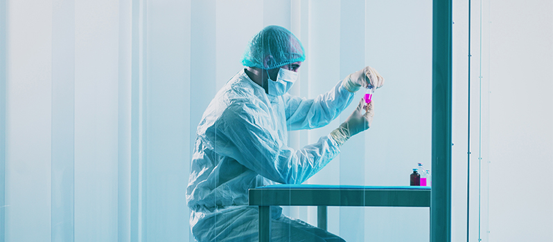 Inspectie medische producten in cleanroom door operator